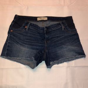 Gap Maternity jean shorts size 28
